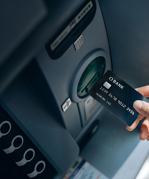 carte bancaire insérée dans un distributeur automatique